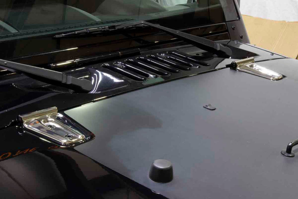 Installed Kentrol T-304 stainless steel hinges for Jeep Wrangler JK, showcasing the polished stainless steel