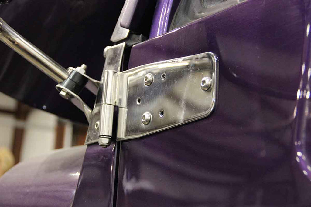 Installed Kentrol T-304 stainless steel hinges for Jeep Wrangler YJ and CJ, showcasing the polished stainless steel 