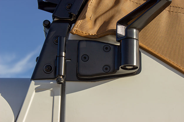 Kentrol T-304 stainless steel hinges for Jeep Wrangler YJ, showcasing the gloss black powder coat.